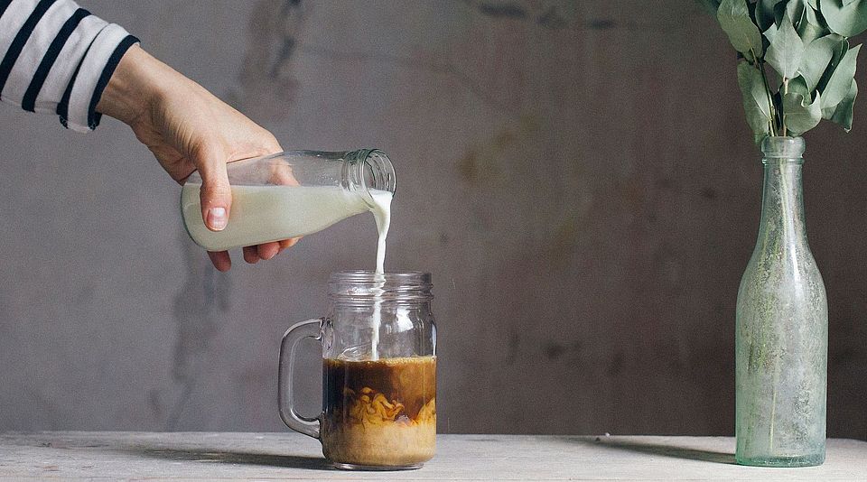 Mixing of cream into coffee